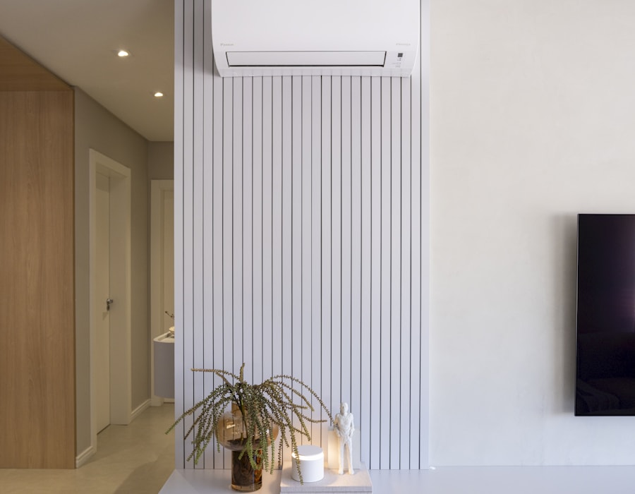 Moderní klimatizace v obývacím pokoji - instalace TopKomfort Praha